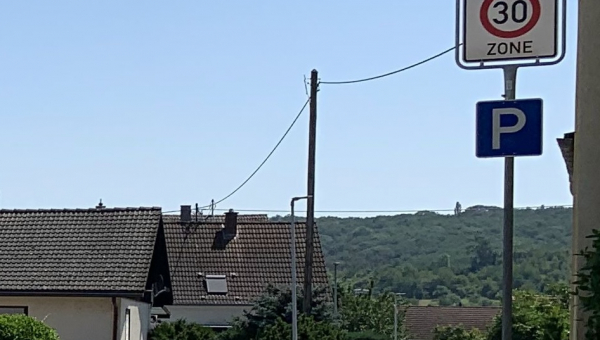  Verkehrsschild einer Tempo-30-Zone an der Kreuznacher Straße Ecke Lindelstraße in Guldental